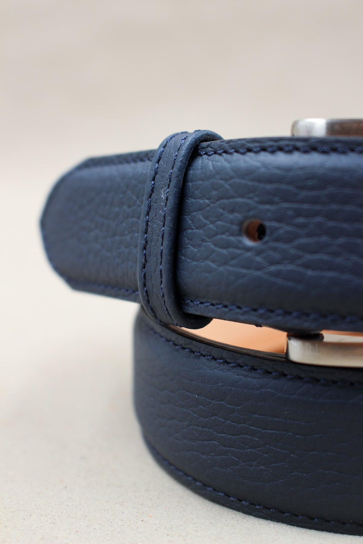 Ceinture bleu marine en cuir grainé bombée, maroquinerie artisanale