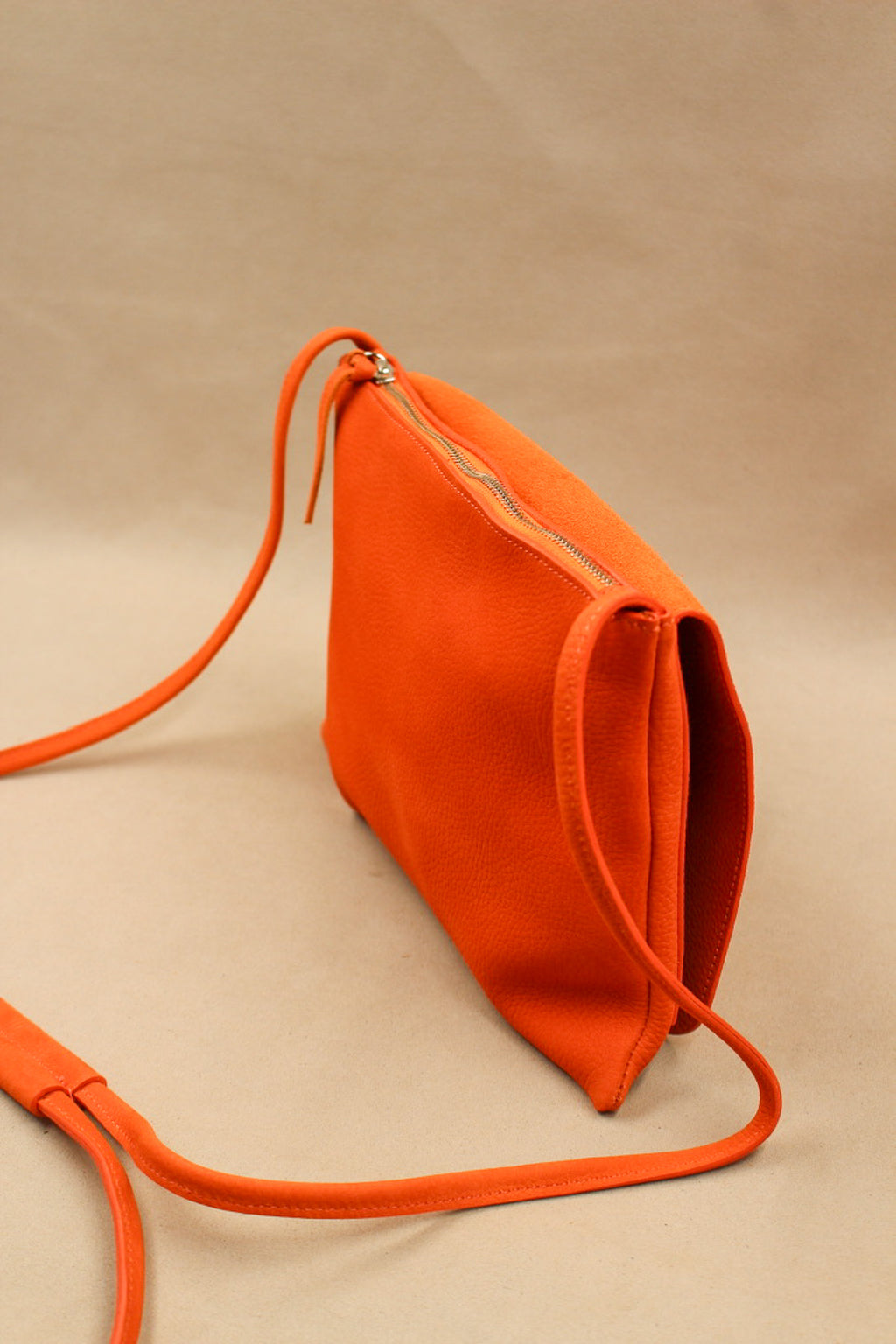 pochette cuir nubuck orange de qualité, maroquinerie française