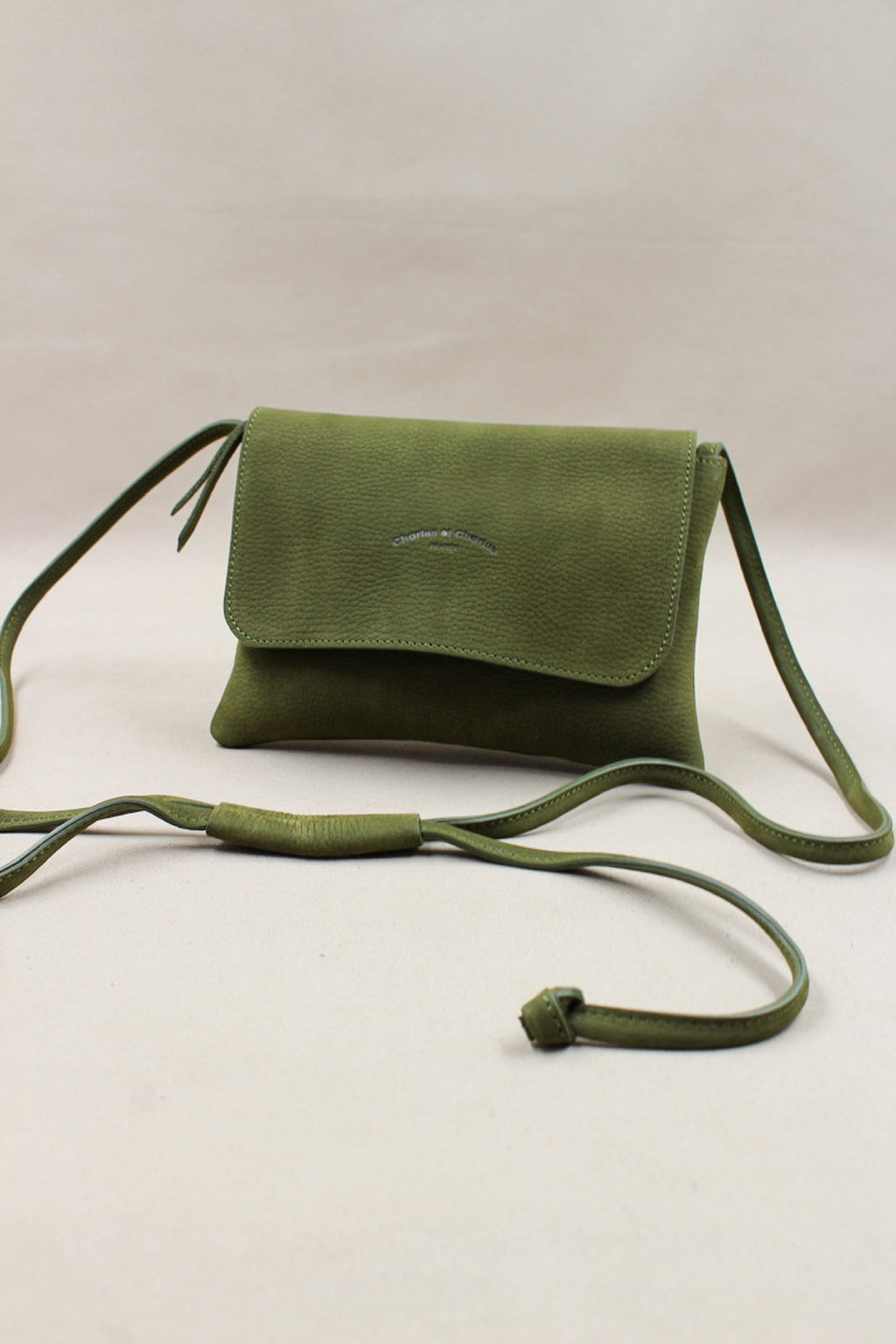 Pochette minimaliste nubuck kaki travaillée main qualité