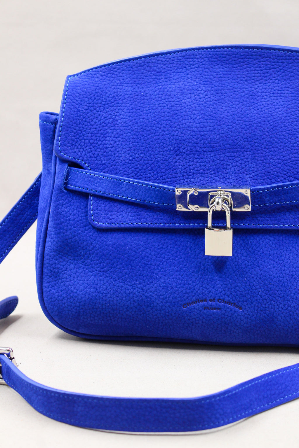 Sac cuir avec rabat et bandoulière 