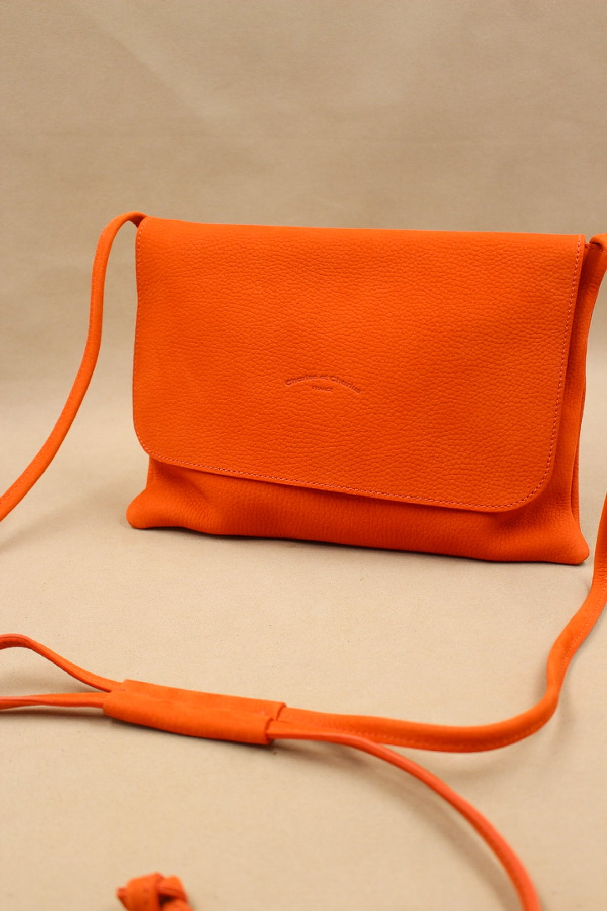 Pochette compact cuir nubuck orange de qualité, sac artisanal