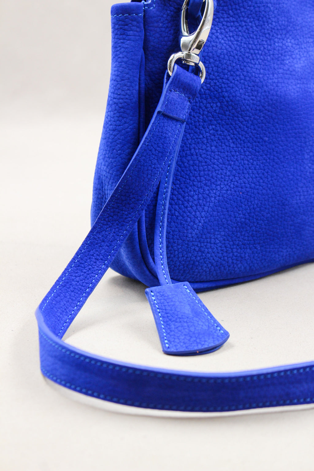 Sac compact cuir nubuck bleu cadenas clé
