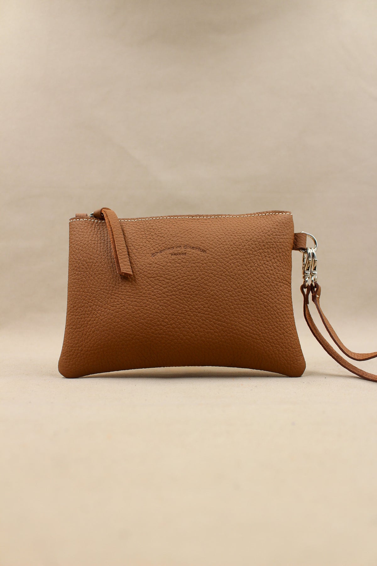 pochette élégante artisanale en cuir camel