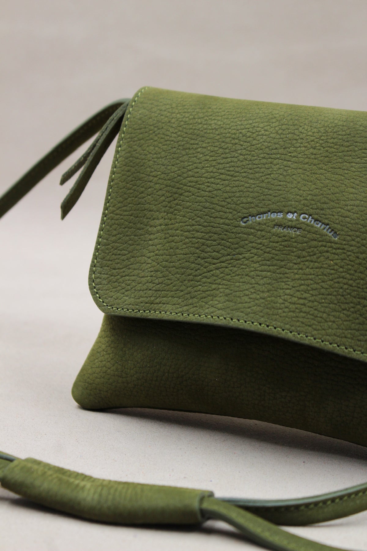 Pochette de cuir kaki nubuck façonnée artisanalement