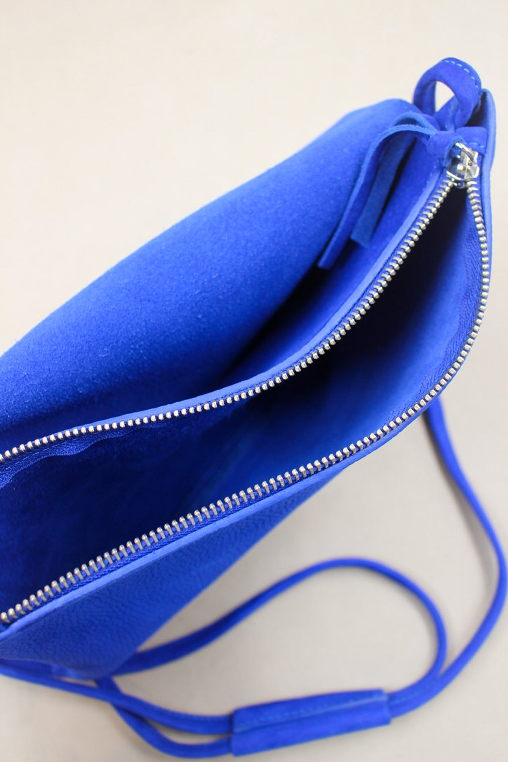 Cuir nubuck bleu, sac à rabat fabriqué en France maroquinerie