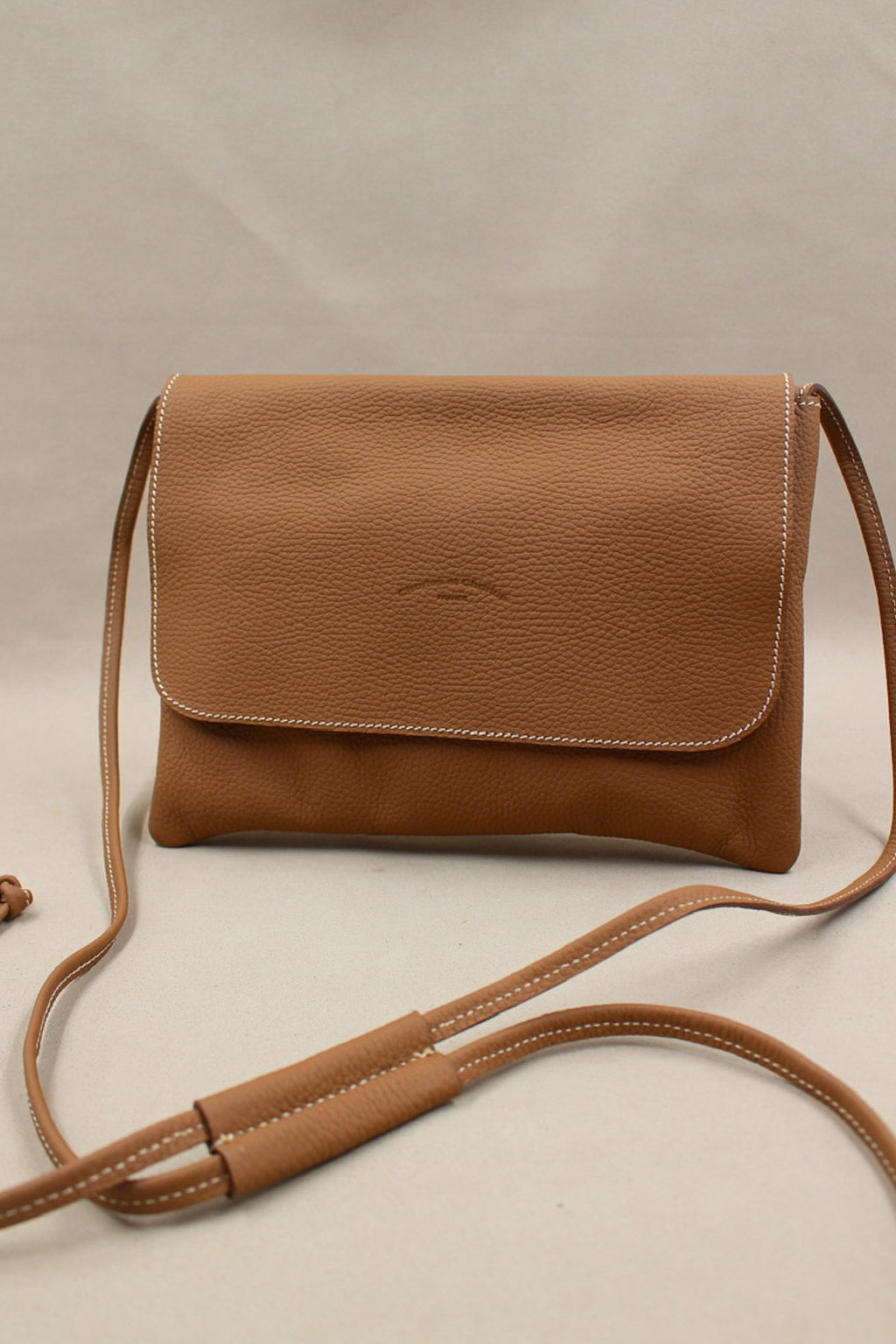 pochette rabat cuir grainé taurillon, bandoulière réglable
