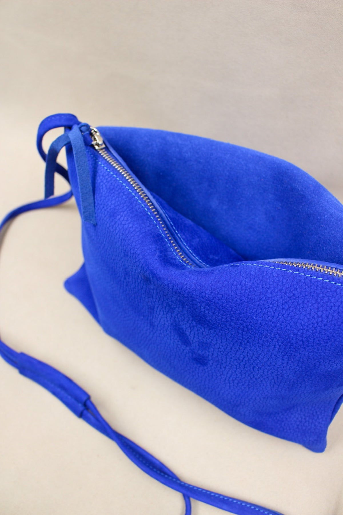 sac compact cuir nubuck bleu, bandoulière ajustable maroquinerie artisanale