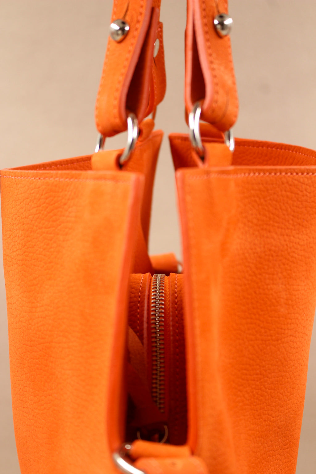 Sac cuir artisanal porté épaule haut de gamme