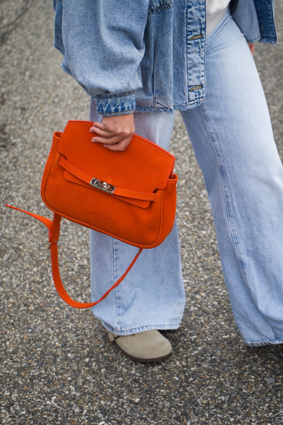 Sac bandoulière cuir nubuck orange avec ensemble en jean