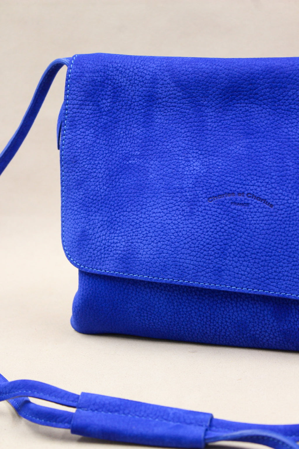 Pochette compact cuir nubuck de qualité bleu electrique
