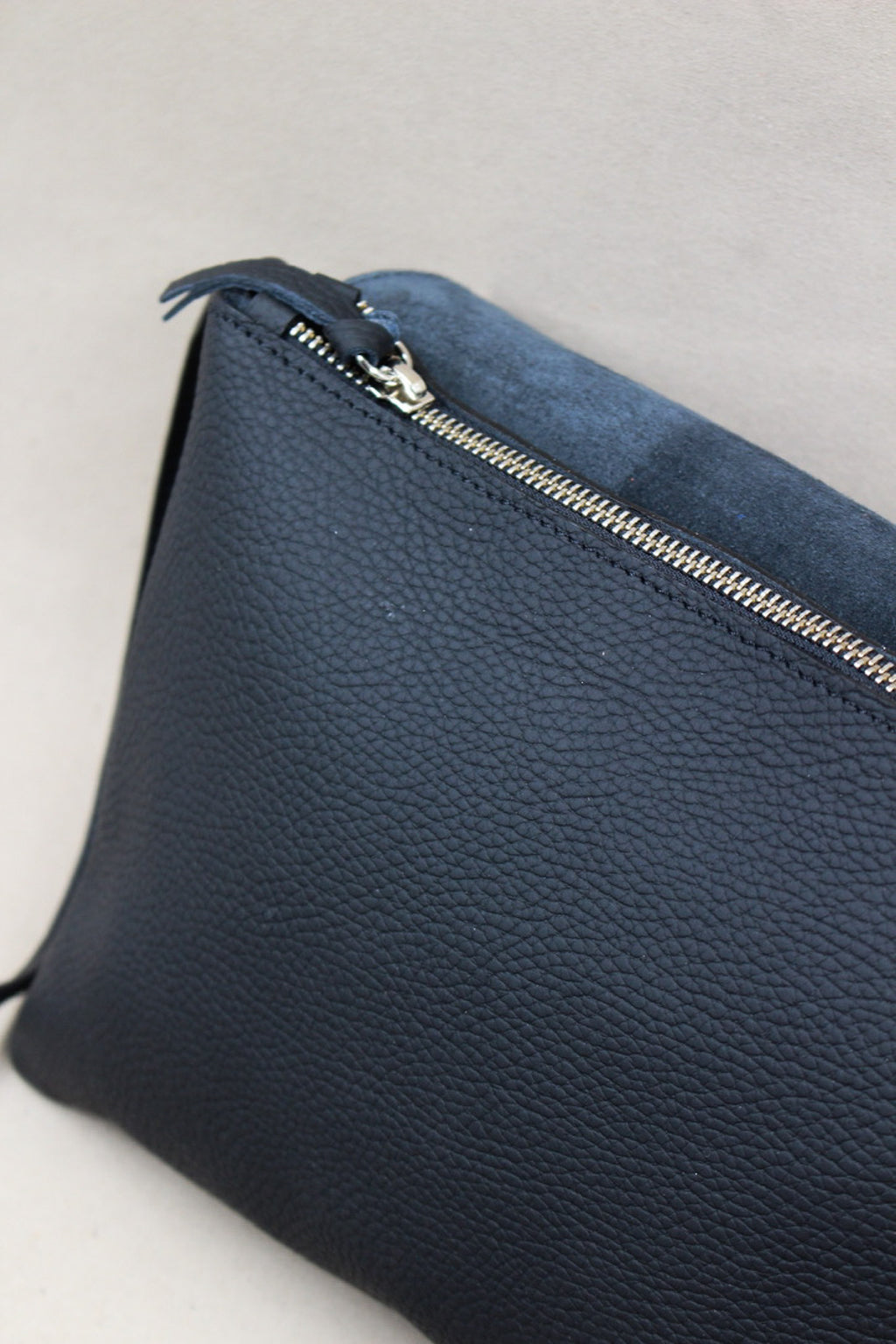 Pochette rabat cuir taurillon grainé bandoulière réglable sac fait main France