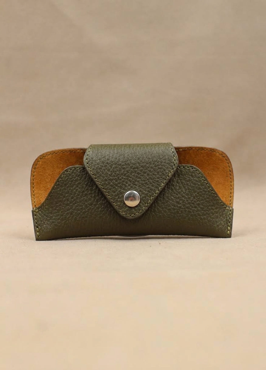 Étui à lunettes cuir grainé kaki vue de face